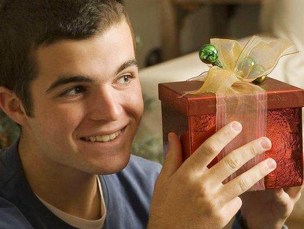 Выбираем подарок парню на 20-летие. Фото с сайта elhow.ru