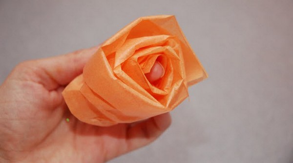 Формируем розу. Фото с сайта http://weddingdiary.ru/