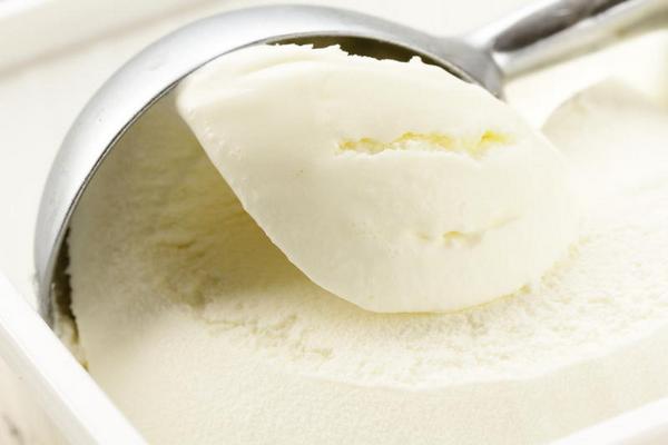 Ванильное мороженое — вкусный и нежный десерт. Фото с сайта shkolazhizni.ru