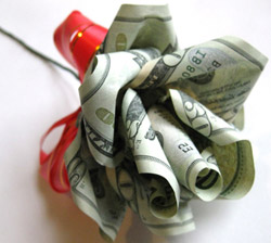Букет из денег — оригинально и просто. Фото с сайта poleznyesovety.com