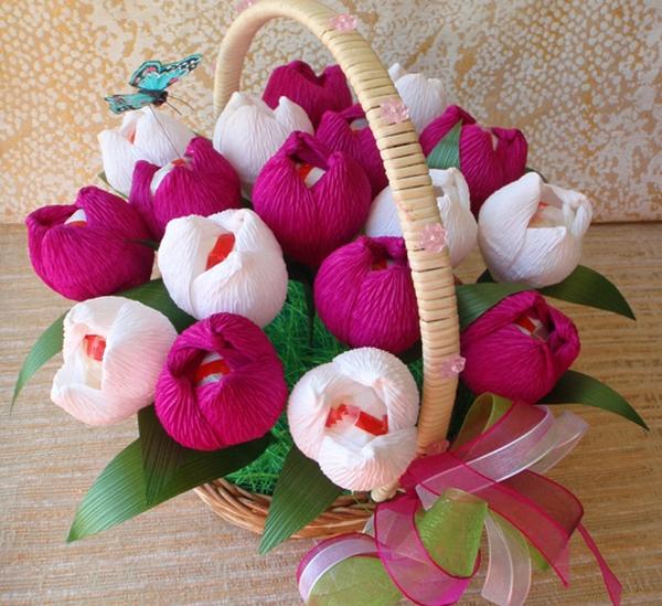 Корзина ярких тюльпанов. Фото с сайта http://content.podarki.ru/