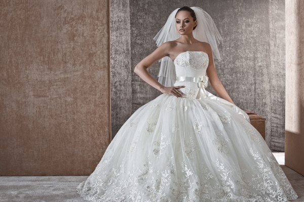 Пышное свадебное платье — для высоких невест. Фото с сайта sharliz.nikolaev.ua 