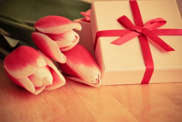 Приятный подарок и цветы — маме и невесте