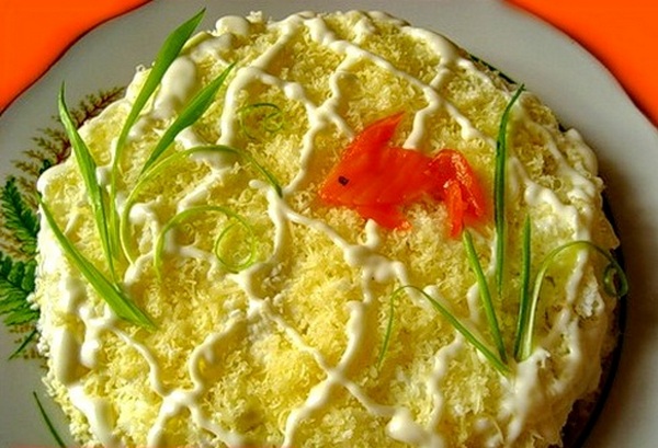 Рыбка на салате "Мимоза". Фото с сайта www.liveinternet.ru