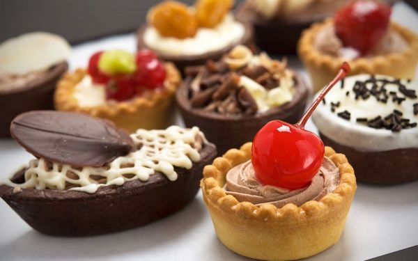 Пирожные — разные вкусности для сладкой жизни. Фото с сайта  ru.gdefon.com