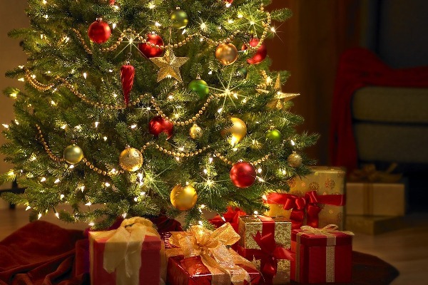 Яркая, но стильная новогодняя елка. Фото с сайта informatio.ru