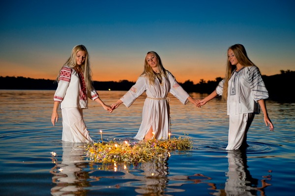 Плетение венков — особый обряд, любимый всеми девушками. Фото с сайта domprazdnika.ru