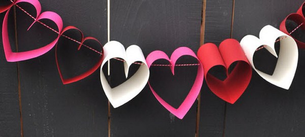 Сердца в виде гирлянды можно сделать за 10 минут. Фото с сайта weddingdiary.ru