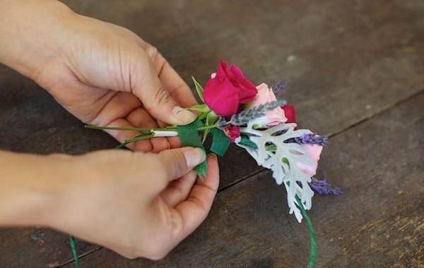 Как крепить цветы к обручу. Фото с сайта vk.com