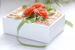Бонбоньерка, украшенная кружевом и цветами. Фото с сайта womanadvice.ru/