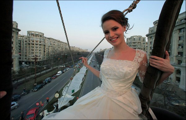 Самый длинный свадебный шлейф. Фото с сайта www.prikol.ru
