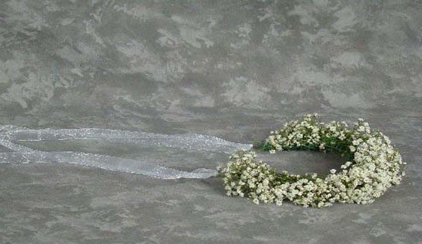 Романтичный венок из живых цветов готов. Фото с сайта http://fb.ru