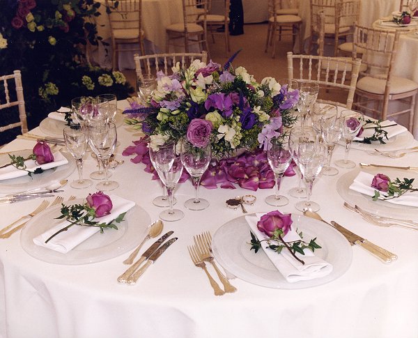 Цветы на свадьбе в едином стиле. Фото с сайта www.classicfloralonline.com