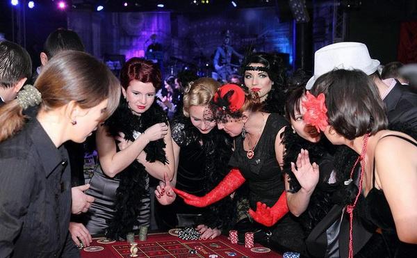 Традиционная игра в рулетку на вечеринке в стиле Чикаго. Фото с сайта consultation.bizator.ru
