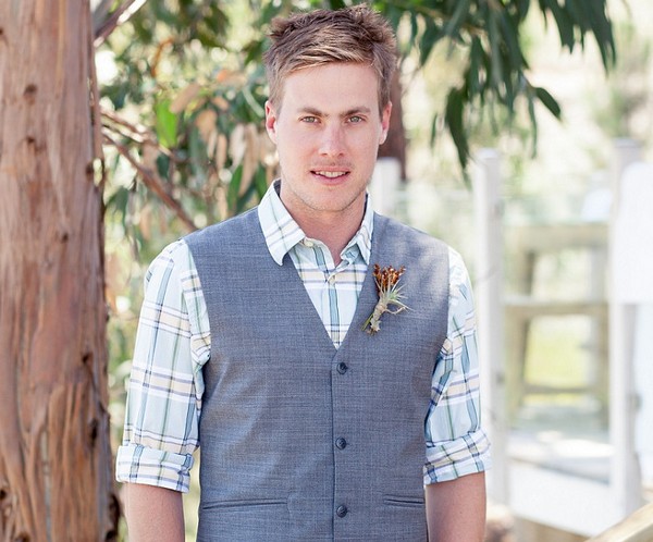 Стильный образ: рубашка в клетку и серый жилет. Фото с сайта http://wedding-diary.ru/