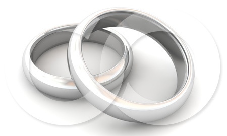 Серебряные кольца — ценный подарок на серебряную свадьбу. Фото с сайта top-sovet.ru