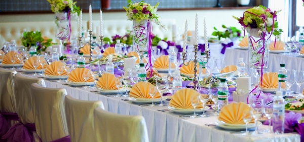Нежно и стильно — оформление цветами праздничного стола. Фото с сайта housewife-nerdy.ru