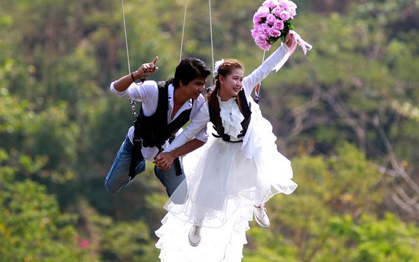 Свадебный прыжок. Фото с сайта www.infoniac.ru