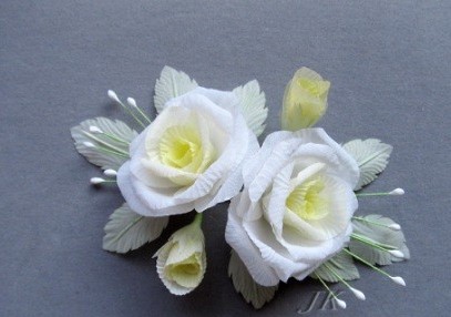 Белые розы — прекрасное свадебное украшение. Фото с сайта http://stranamasterov.ru/