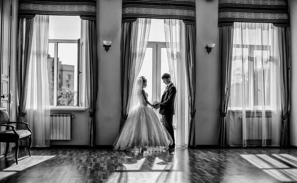 Лучшие позы для свадебной фотосессии. Фото с сайта svvsar.ru