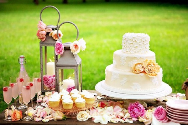 Сладкий стол на сладкую свадьбу. Фото с сайта www.pogovorim.ru