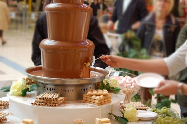 Шоколадный фонтан — красивый съедобный свадебный элемент. Фото с сайта magazin-prazdnikov.ru