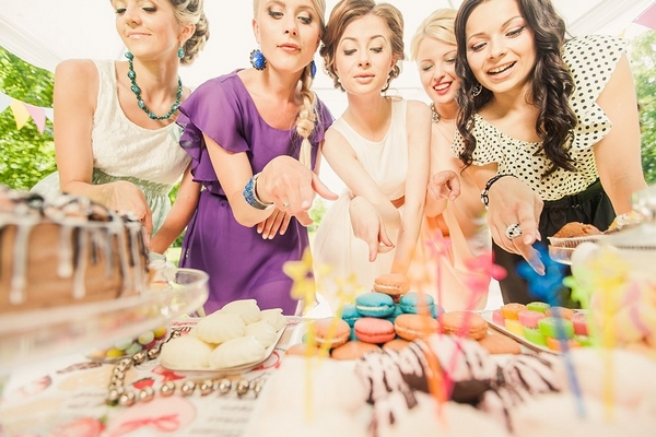 На девичник можно позволить себе отведать сладенького. Фото с сайта makeupvsem.ru