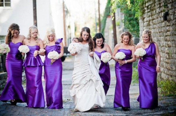 Фиолетовое платье для подружек невесты — эффектный образ. Фото с сайта www.srime.com 
