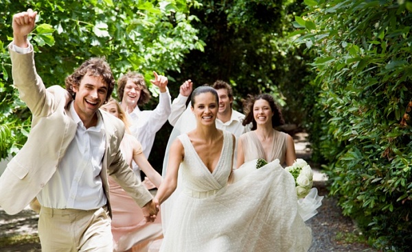 Лето — традиционная пора свадеб! Фото с сайта svitor.ru