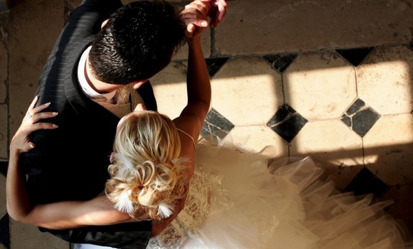 Музыка для первого танца — романтика и нежность. Фото с сайта oboi-dlja-stola.ru