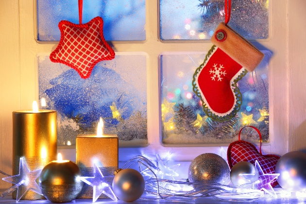 Новогоднее украшение окон приносит праздник в дом и души его обитателей
