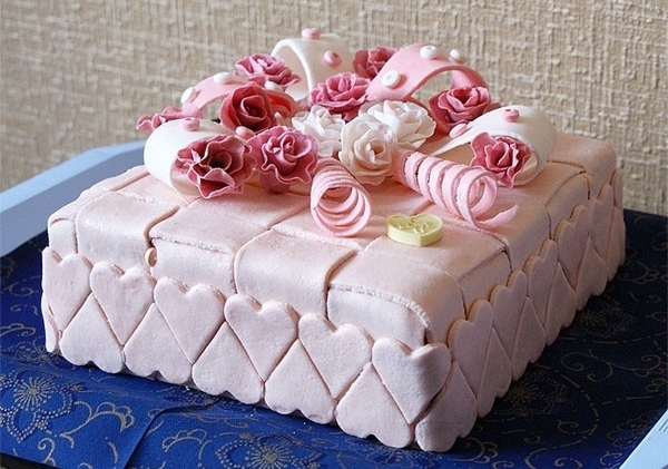 Праздничный торт, украшенный мастикой. Фото с сайта kallorii.info