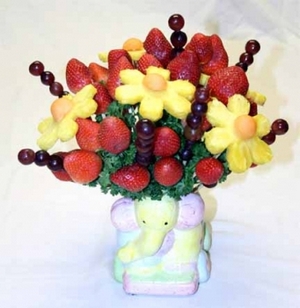 Красивый и яркий букет из фруктов и ягод. Фото с сайта http://podarokhandmade.ru