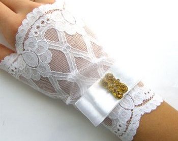 Стильную перчатку можно сшить своими руками. Фото с сайта http://mir-svadbi.ru/