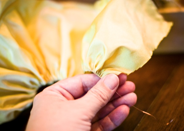 Декорируем букет юбкой из ткани. Фото с сайта http://www.buket.io/