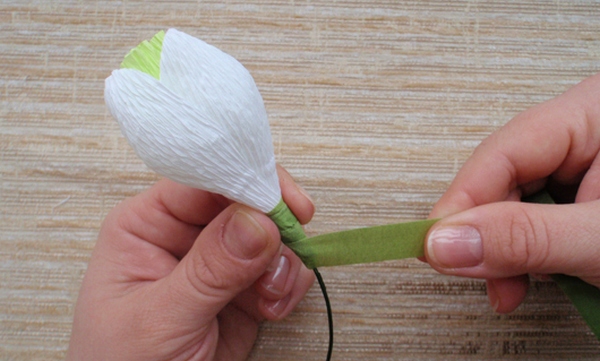 Добавляем зелени цветку. Фото с сайта http://content.podarki.ru/