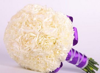 Свадебный букет, обвязанный лентами. Фото с сайта www.wual.ru
