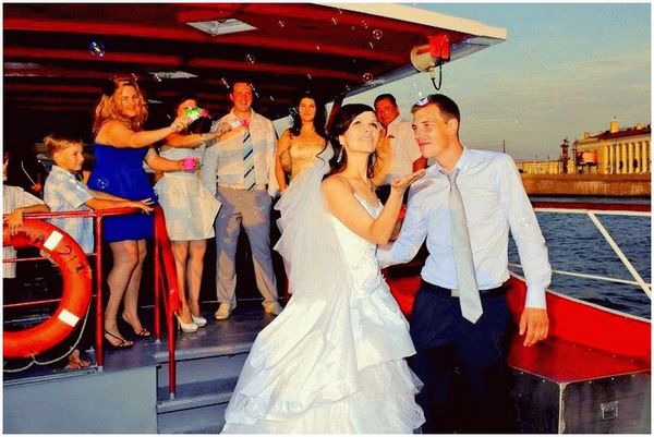 Свадьба на теплоходе — незабываемо. Фото с сайта petrovideo.ru