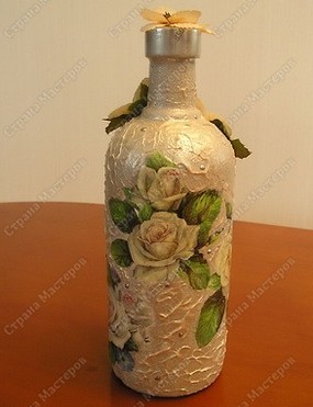 Бутылка, декорированная капроном. Фото с сайта stranamasterov.ru