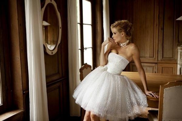 Короткое свадебное платье не менее шикарно. Фото с сайта zhannetta.ru