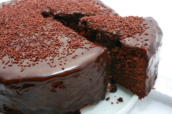Шоколадный торт — настоящее удовольствие для сладкоежек. Фото с сайта shkolazhizni.ru