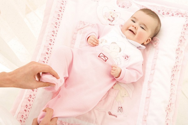 Одежда и белье для малыша должны быть качественными. Фото с сайта www.rebenokdogoda.ru