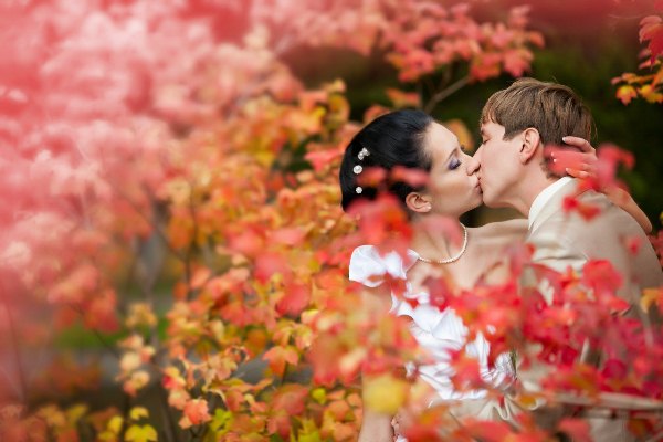 Щедрая осень не скупится и на свадебные дни. Фото с сайта www.radioromantika.ru