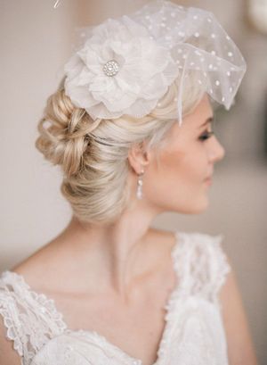 Прекрасно дополнит образ невесты фата-вуалетка. Фото с сайта elstile-spb.ru