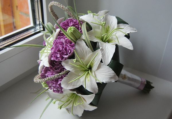 Букет невесты из лилий — нежно и необычно. Фото с сайта www.livemaster.ru