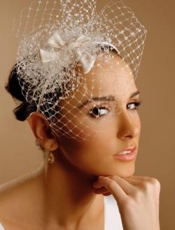 Изготовить свадебную вуалетку можно за 20 минут. Фото с сайта http://www.fashiontime.ru/