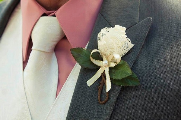 Делаем бутоньерку к свадьбе сами. Фото с сайта stylishwedding.ru